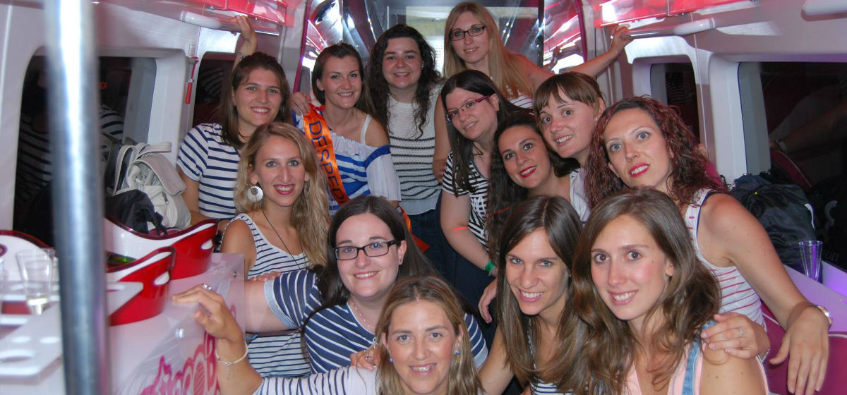 Grupo de amigas posando en un discobus en su despedida en Madrid