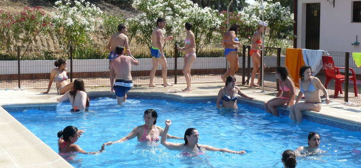 Grupo de amigos en la piscina durante su despedida
