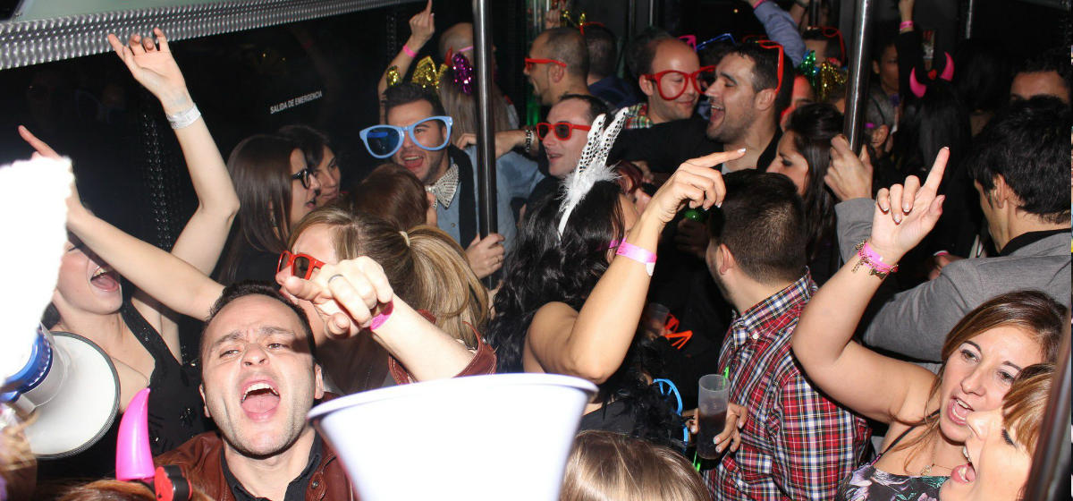 Grupo de personas bailando en el partybus para despedidas en Madrid