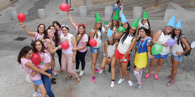 Chicas en una despedida en Madrid en la calle